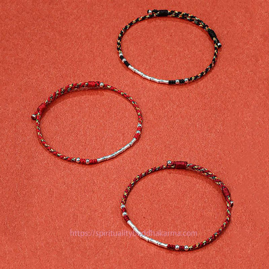 Antikes tibetisch-buddhistisches Armband aus geflochtenem Bambus mit roter Schnur – traditionelles Design aus Tibet – mehrfarbiges Schutzarmband