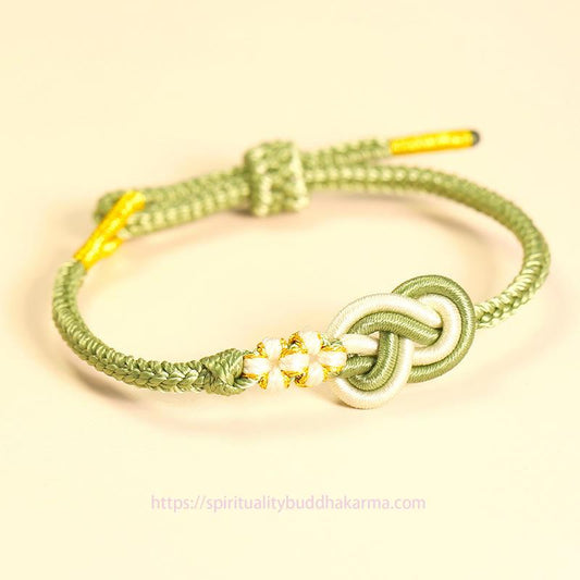 Alte tibetisch-buddhistische Tradition: Handgefertigtes Armband mit acht Fäden, Friedensknoten und Pfirsichblütenknoten – Symbol für Glück und Verbundenheit