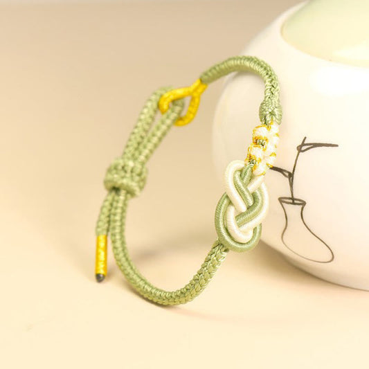 Alte tibetisch-buddhistische Tradition: Handgefertigtes Armband mit acht Fäden, Friedensknoten und Pfirsichblütenknoten – Symbol für Glück und Verbundenheit
