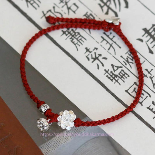 Alte tibetisch-buddhistische Tradition: Handgefertigtes Armband aus rotem Seil mit Lotusblumenmotiv und roter Schnur