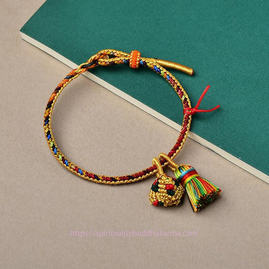 Antikes tibetisch-buddhistisches Armband mit rotem Faden, buntem Seil und Glücksbringer, handgefertigt mit goldenen Kugeln (Zongzi-Anhänger)