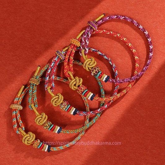 Alte tibetisch-buddhistische Tradition: Handgefertigtes Armband aus Dunhuang mit farbenfrohem Seil zum Schutz vor dem roten Faden