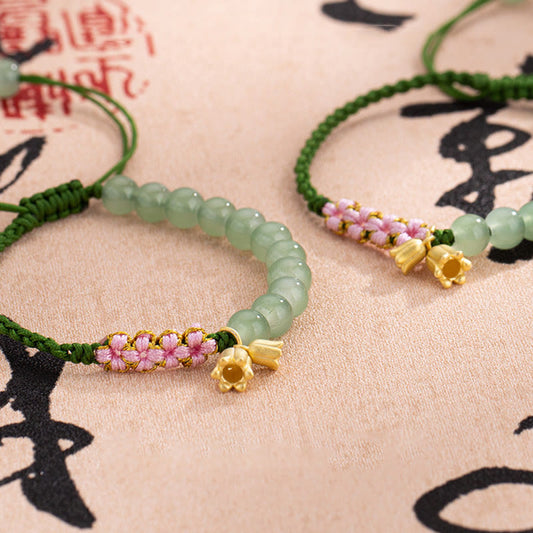 Handgefertigtes Armband aus Jadeperlen mit Maiglöckchen-Anhänger – Glücksbringer