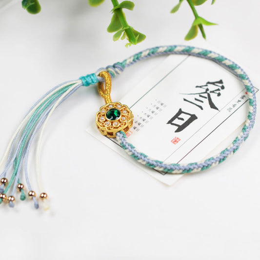 Alte tibetisch-buddhistische Tradition: Handgefertigtes Armband mit acht Fäden und Friedensknoten. 