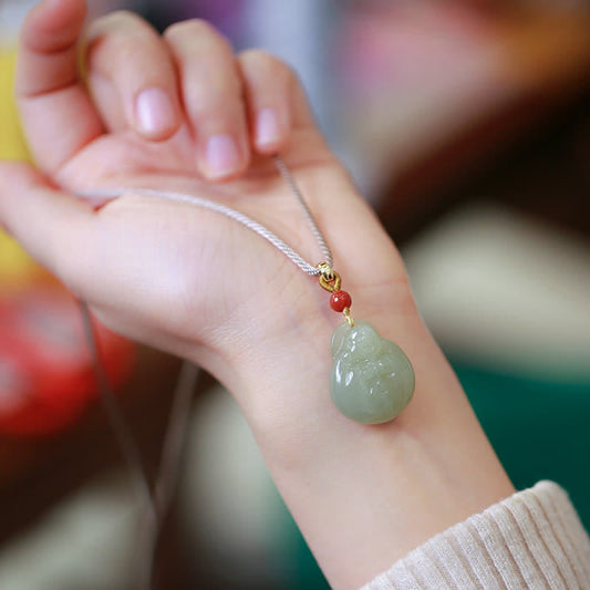 Collier pendentif en jade Hetian représentant le Bouddha rieur, symbole de richesse et de prospérité.