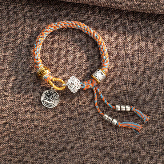 Altes tibetisches buddhistisches Armband mit roter Schnur, handgefertigt nach tibetischer Tradition, mit Om-Mani-Padme-Hum-Fu-Symbolen, die Glück und Wohlstand symbolisieren