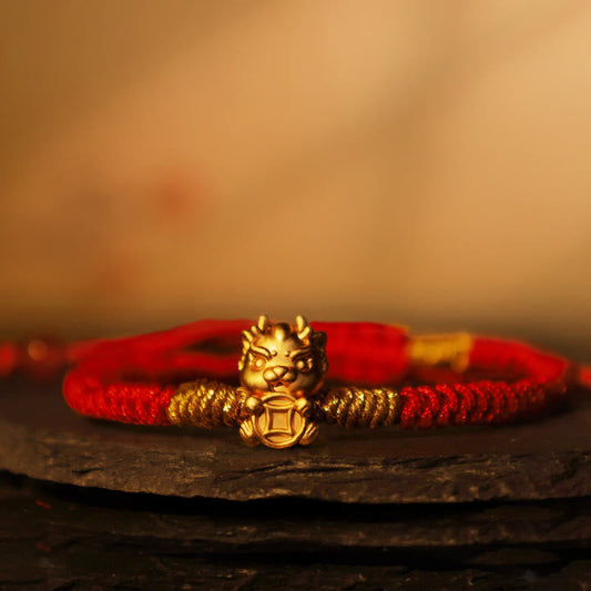 Antikes tibetisch-buddhistisches Armband aus geflochtenem rotem Faden, gefertigt aus 999er Sterlingsilber mit Kupfermünze des Jahres des Drachen und Glückssymbol (Drache Fu).