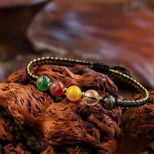 Alte tibetisch-buddhistische Tradition: Armband aus rotem Faden, Symbol der fünf Himmelsrichtungen, Götter des Reichtums und Achat, handgefertigt, zum Schutz.