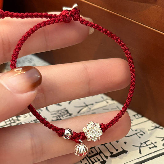 Alte tibetisch-buddhistische Tradition: Handgefertigtes Armband aus rotem Seil mit Lotusblumenmotiv und roter Schnur 