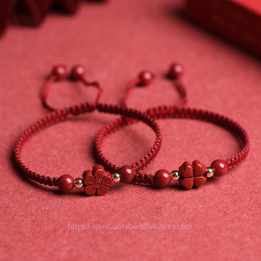 Bracelet de cordon rouge, symbole de bénédiction du cinabre, trèfle à quatre feuilles et fleur à cinq pétales, tradition bouddhiste tibétaine ancienne.