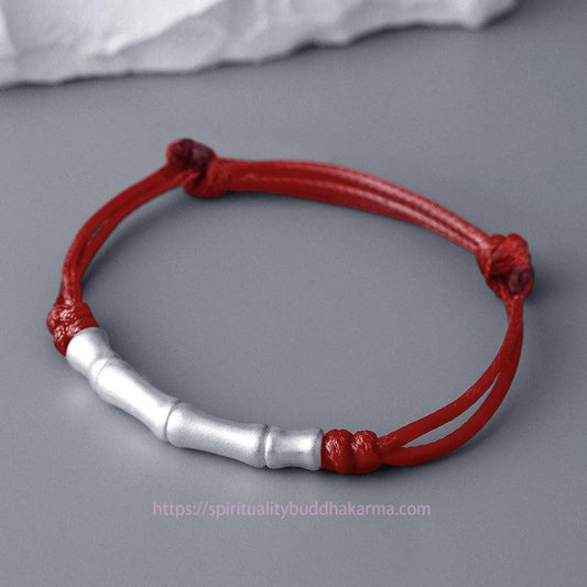 Antikes tibetisch-buddhistisches Armband mit roter Schnur, geflochten aus 999er Sterlingsilber, Knochenmuster und Glücksmotiv. 