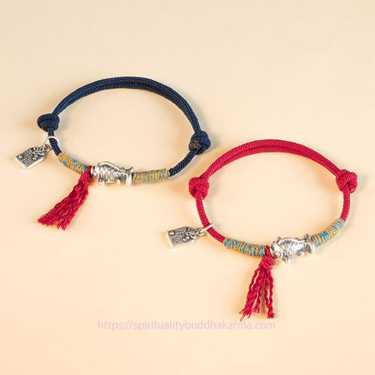 Antikes tibetisch-buddhistisches Armband mit roter Schnur aus 999er Sterlingsilber, das Glücksbringer und Schutz für Koi-Karpfen bietet. 