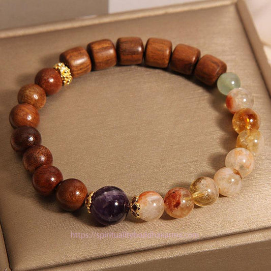 Bracelet de protection pour le chakra du plexus solaire (troisième chakra) en citrine dorée, bois de santal et bois de rose, symbole de richesse et d'énergie dorée.