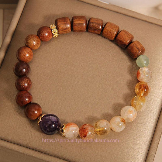 Bracelet de protection pour le chakra du plexus solaire (troisième chakra) en citrine dorée, bois de santal et bois de rose, symbole de richesse et d'énergie dorée.