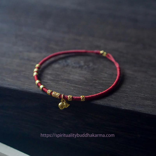 Tibetisches Knoten-Schutzarmband aus 999er Gold mit kleinem Kürbisanhänger – Handgefertigtes Glücks- und Stärke-Seilarmband 