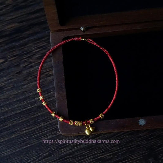 Tibetisches Knoten-Schutzarmband aus 999er Gold mit kleinem Kürbisanhänger – Handgefertigtes Glücks- und Stärke-Seilarmband 
