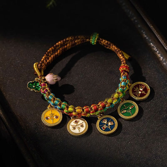 Alte tibetisch-buddhistische Tradition: Armband aus rotem Seil, geflochten mit den fünf Göttern des Reichtums und des Glücks 
