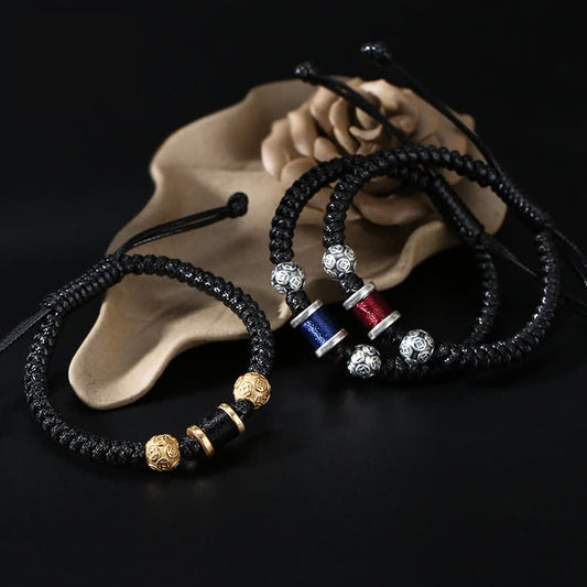 Bracelet traditionnel tibétain à la corde rouge, en argent sterling 999, perles de cuivre et pièce de monnaie.