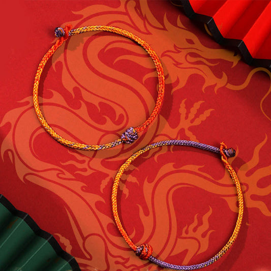 Alte tibetisch-buddhistische Tradition: Handgefertigtes, farbenfrohes Armband aus geflochtenem Seil in Lila, Gold und Rot 