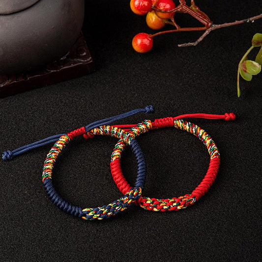 Antikes tibetisches buddhistisches Armband aus rotem Faden, handgefertigt und farbenfroh, mit King-Kong-Knoten-Glücksmotiv.