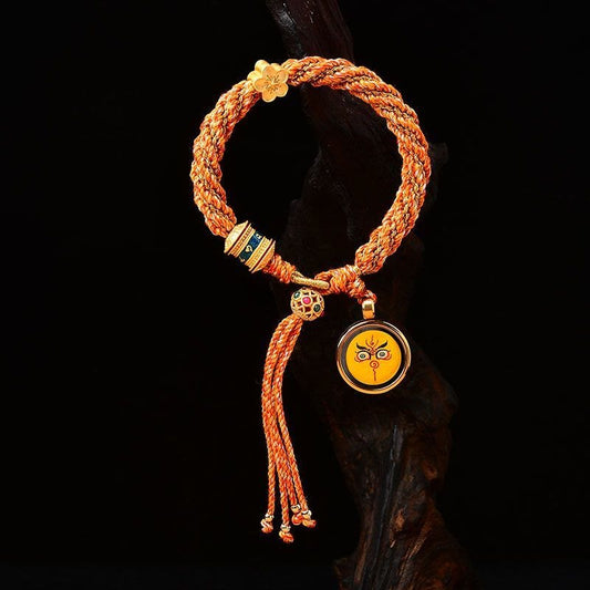 Antikes tibetisch-buddhistisches Armband aus roter Schnur mit Thangka-Amulett der fünf Götter des Reichtums und des Glücks, Gebetsrad-Anhänger und Blumenmotiv.