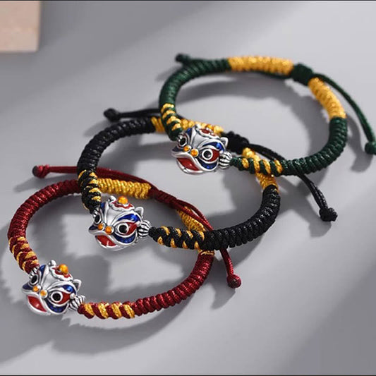 Antikes tibetisch-buddhistisches Armband aus geflochtener Schnur mit rotem Faden, das Glück symbolisiert und von der Tradition des Tanzenden Löwen inspiriert ist 