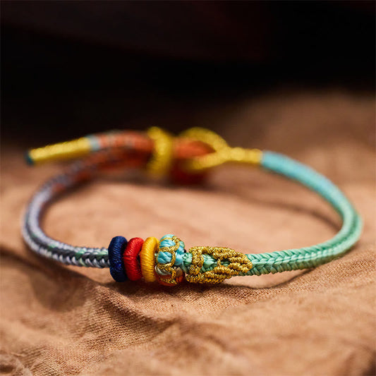 Altes tibetisch-buddhistisches Armband mit rotem Faden, buntem Seil, acht Fäden, Friedensknoten und Glückssymbolen, handgefertigt