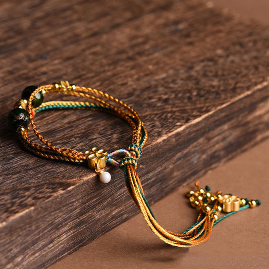 Altes tibetisches buddhistisches Armband aus rotem Seil, handgefertigt aus Liuli-Glasperlen und mehrlagig geflochten. 