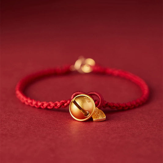 Antikes tibetisch-buddhistisches Armband aus rotem Seil mit Glückssymbol und Fu-Zeichen – ein Anhänger aus rotem Seil.