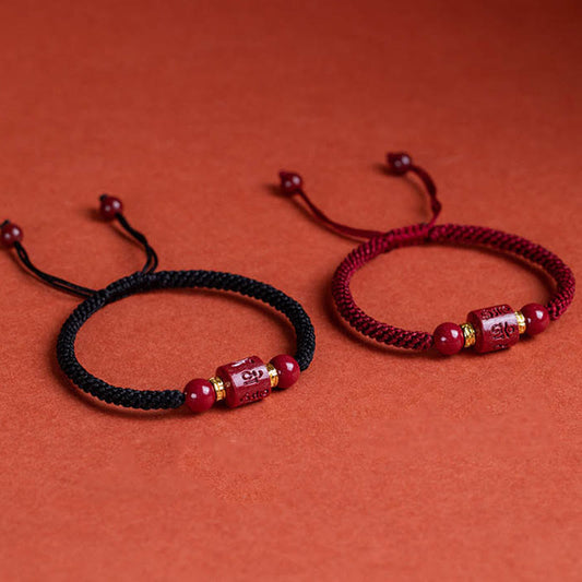 Altes tibetisch-buddhistisches Armband aus rotem Zinnober mit eingraviertem Segensspruch „Om Mani Padme Hum“.