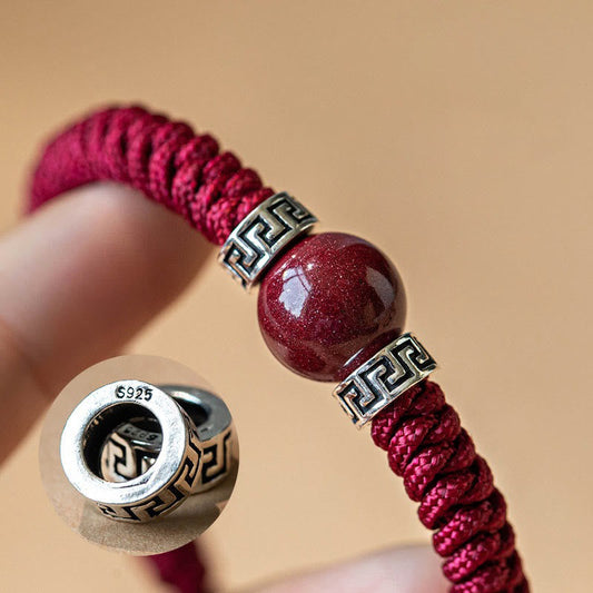 Bracelet ancien tibétain bouddhiste traditionnel en argent sterling 925 avec perles de cinabre naturel tressées à la main, orné d'une cordelette rouge. 