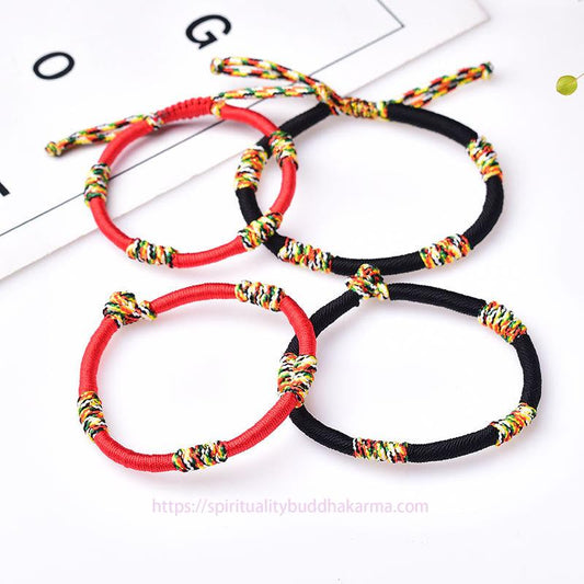 Altes tibetisches buddhistisches Armband aus roter Schnur, handgefertigt, farbenfroh, mit King-Kong-Knoten, Glücksbringer und Schutz.