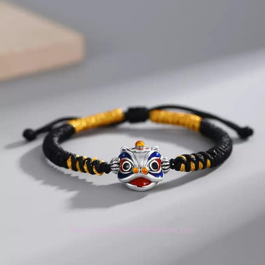 Antikes tibetisch-buddhistisches Armband aus geflochtener Schnur mit rotem Faden, das Glück symbolisiert und von der Tradition des Tanzenden Löwen inspiriert ist 