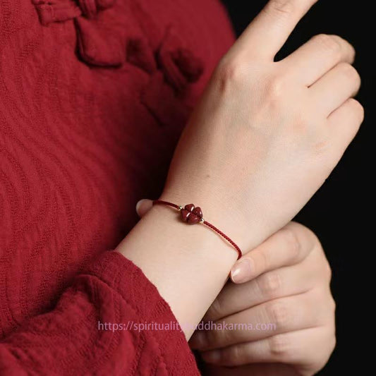 Alte tibetisch-buddhistische Tradition: Armband und Fußkettchen aus natürlichem Zinnober mit vierblättrigem Kleeblatt als Segenssymbol.