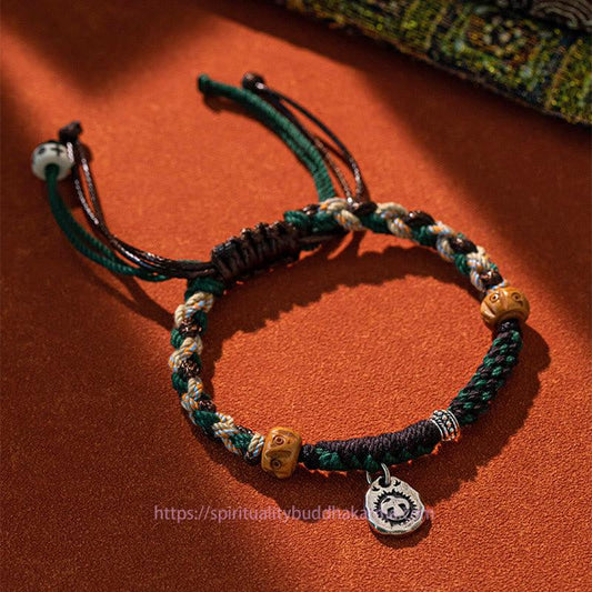 Antikes tibetisch-buddhistisches Armband aus roter Schnur mit Dzi-Perlen, Achat und Yakknochen