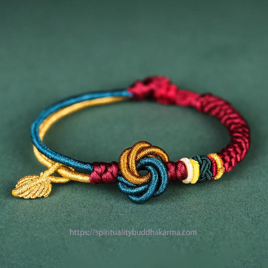 Antikes tibetisches buddhistisches Armband aus rotem Faden, handgefertigt mit Mandala-Knoten und Blattmotiven 