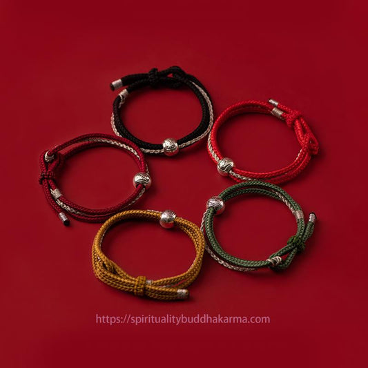 Antikes tibetisch-buddhistisches Armband aus 925er Sterlingsilber mit roter Schnur, das der tibetischen Göttin Zakiram, der Göttin des Reichtums und des Glücks, gewidmet ist