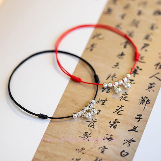 Antike tibetisch-buddhistische Tradition: Fußkettchen mit rotem Faden, 925er Sterlingsilber, geflochtenem rotem Faden und Glöckchen