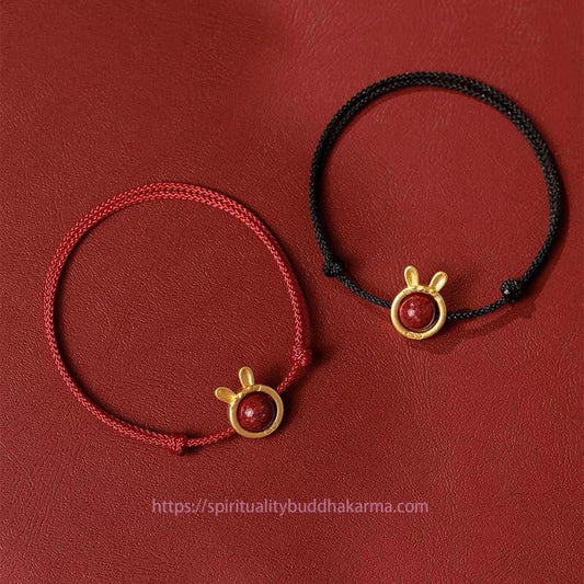 Bracelet tressé en fil rouge, traditionnel tibétain bouddhiste, orné de motifs de lapin et de tigre, en cinabre, symbole de protection contre les mauvais esprits.