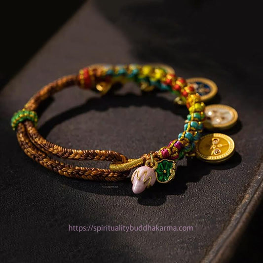 Alte tibetisch-buddhistische Tradition: Armband aus rotem Seil, geflochten mit den fünf Göttern des Reichtums und des Glücks 