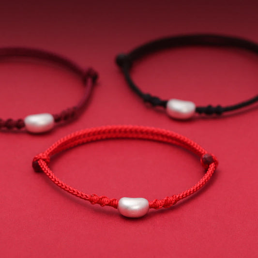 Bracelet tressé à la main en argent sterling 999, symbole de chance, inspiré de la tradition bouddhiste tibétaine du fil rouge. 