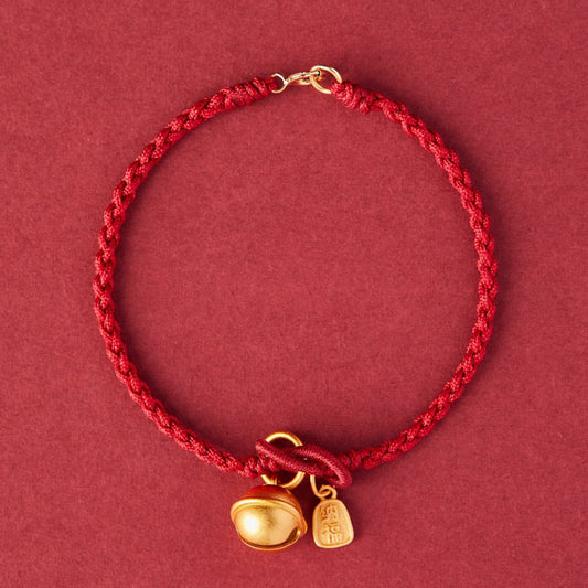 Antikes tibetisch-buddhistisches Armband aus rotem Seil mit Glückssymbol und Fu-Zeichen – ein Anhänger aus rotem Seil.
