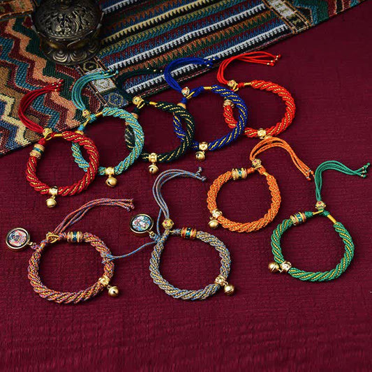 Antikes tibetisch-buddhistisches Armband aus roter Schnur mit Glückssymbolen, handgefertigten Thangkas, Gebetsmühlen-Glockenanhängern und geflochtenen Schnüren. 