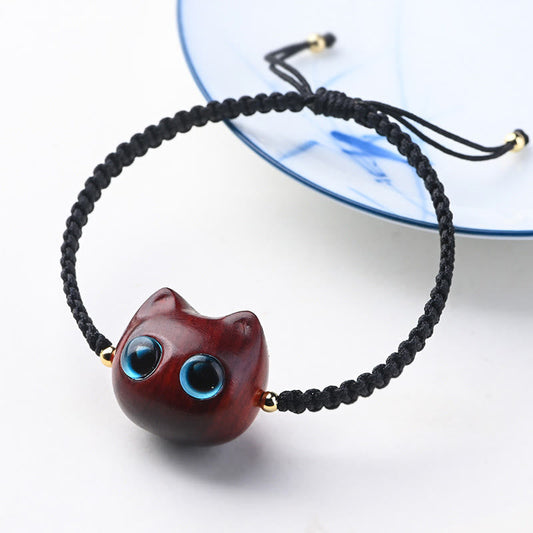 Alte tibetisch-buddhistische Tradition: Geflochtenes Armband aus rotem Sandelholz mit kleinen Blättern und einem niedlichen Katzenkopf – Symbol für Ruhe und Schutz 