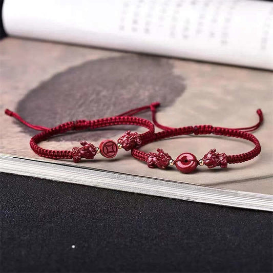 Alte tibetisch-buddhistische Tradition: Rotes Armband mit Zinnober-PiXiu-Segenssymbol und Friedensmünze aus Kupfer