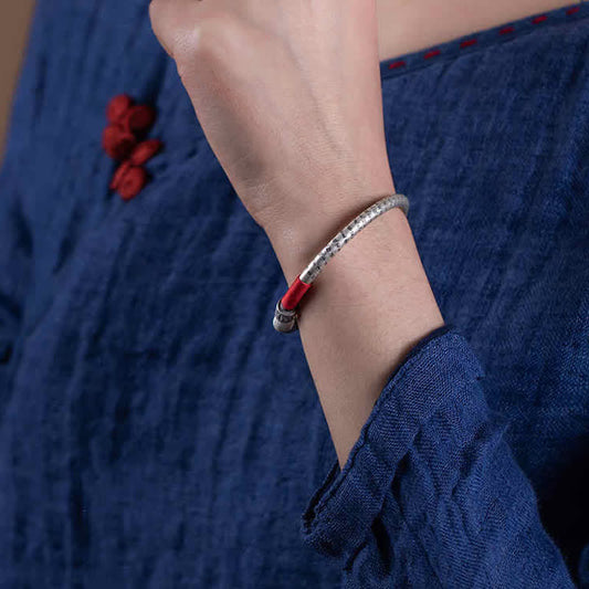 Bracelet tibétain ancien bouddhiste du fil rouge, symbole de chance Om Mani Padme Hum.