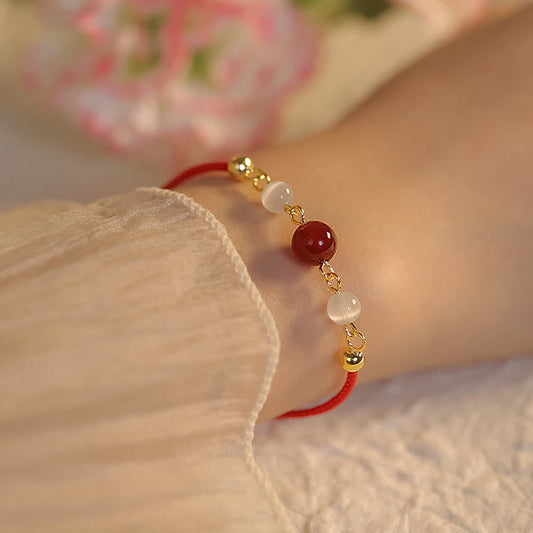 Alte tibetisch-buddhistische Tradition: Armband aus rotem Achat und Katzenauge, geflochten, symbolisiert Selbstvertrauen