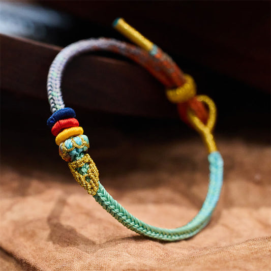 Altes tibetisch-buddhistisches Armband mit rotem Faden, buntem Seil, acht Fäden, Friedensknoten und Glückssymbolen, handgefertigt