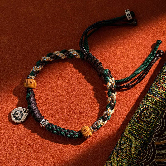 Antikes tibetisch-buddhistisches Armband aus roter Schnur mit Dzi-Perlen, Achat und Yakknochen