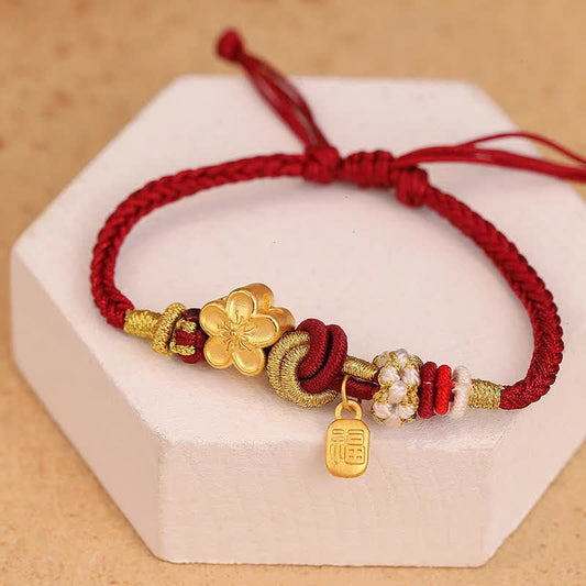 Alte tibetisch-buddhistische Tradition: Armband mit Pfirsichblütenmotiv – Glücksbringer aus rotem Faden